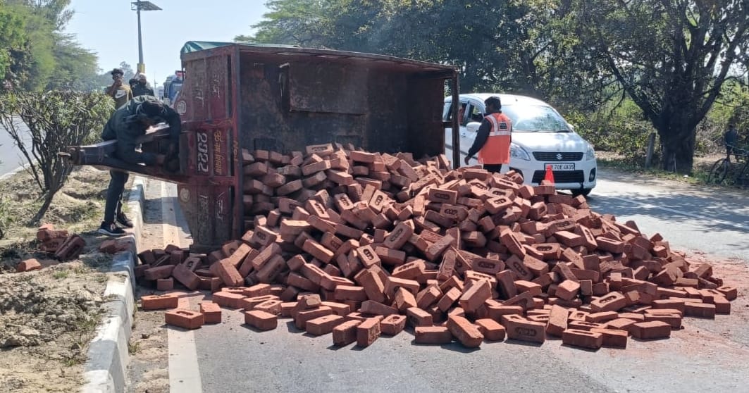 Car collides with tractor-trolley from behind, woman and driver injured