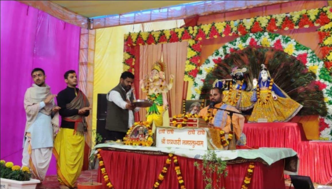 The recitation of the story began with a procession carrying a sacred pot
