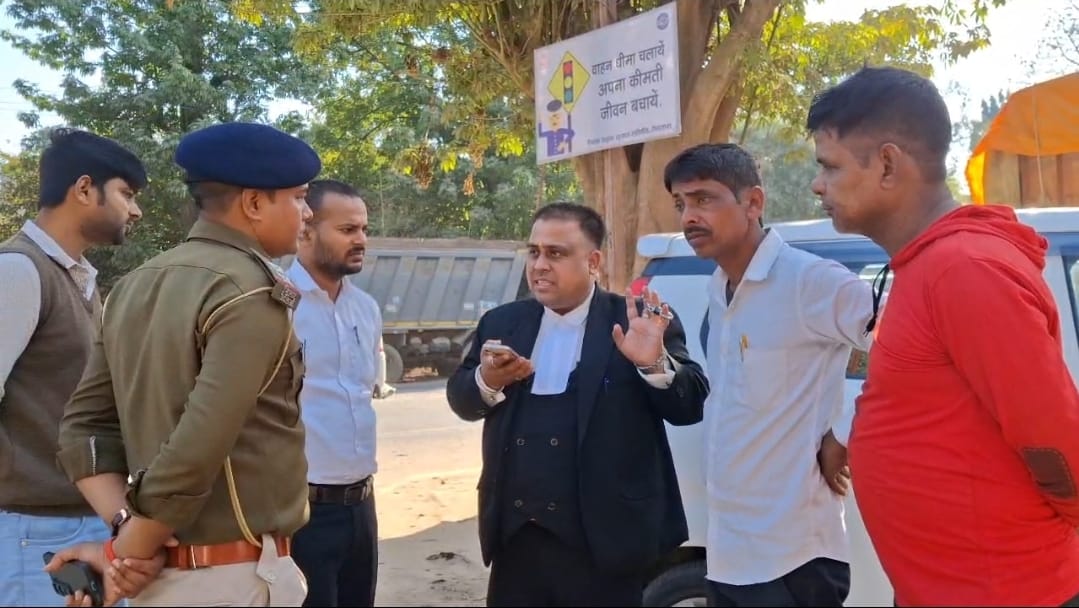 lawyer and client clash outside sasaram court over money dispute, rohtas bihar news