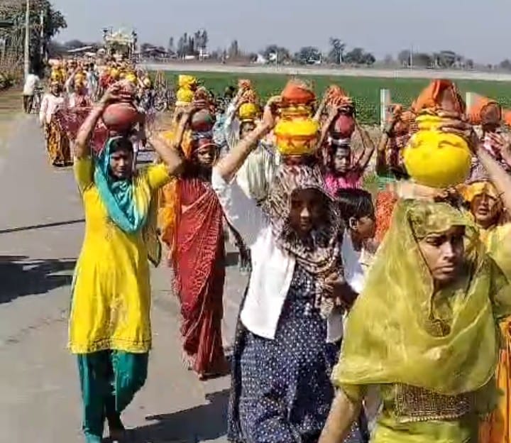 Before the installation of the idol, the Kalash Yatra was taken out with cheers.