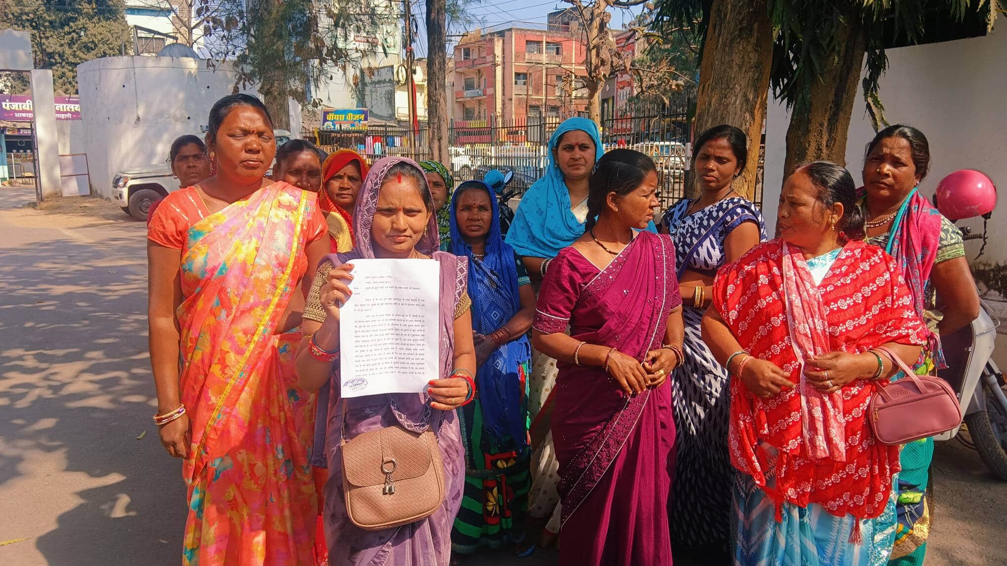 महिलाओं ने एसपी के नाम सौंपा ज्ञापन