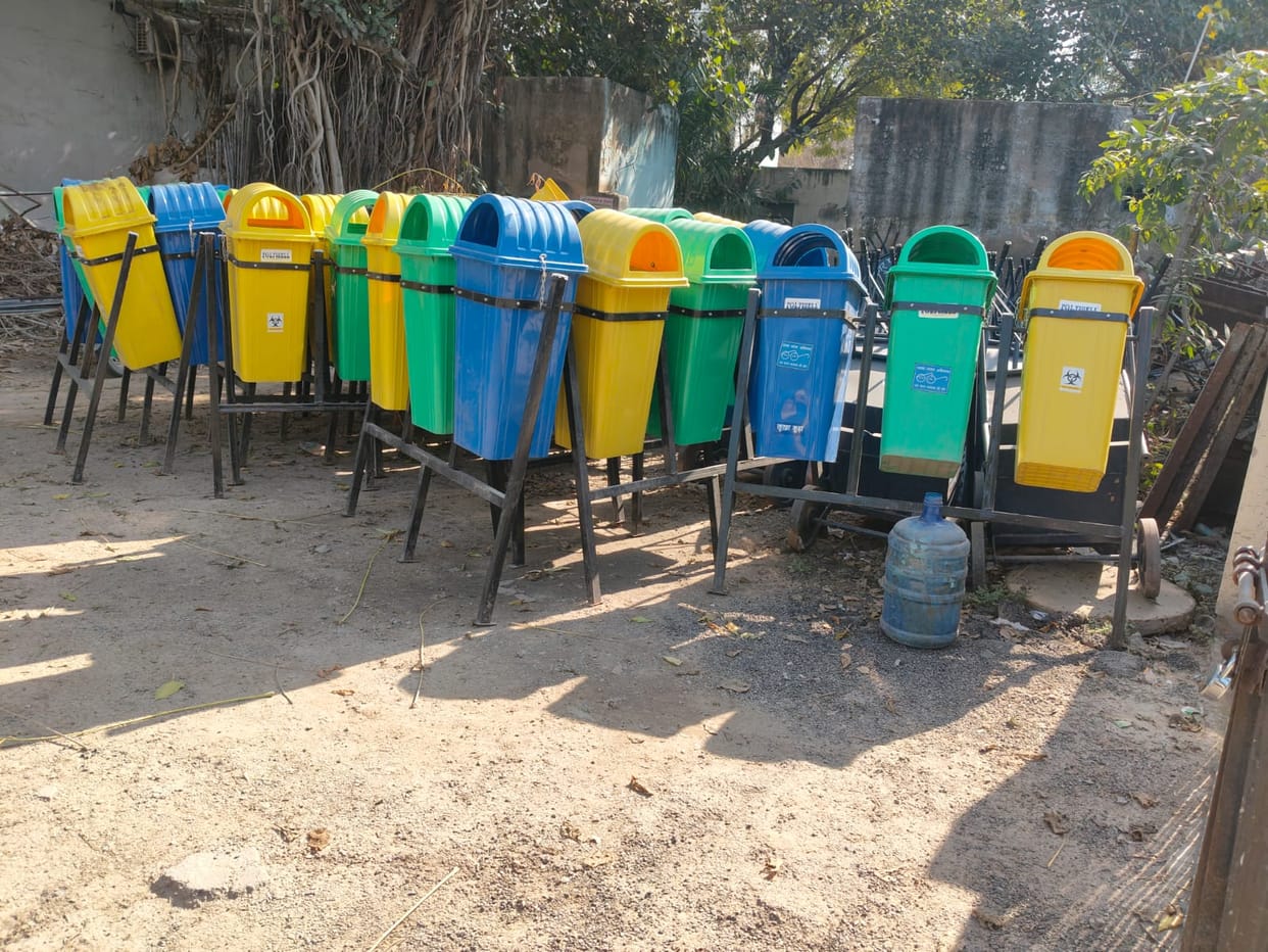 Old dustbins filled with garbage in the city, now preparations are being made to install new ones.