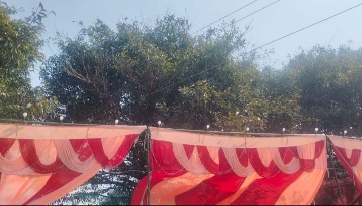 Four laborers were injured after coming into contact with a high-tension power line.