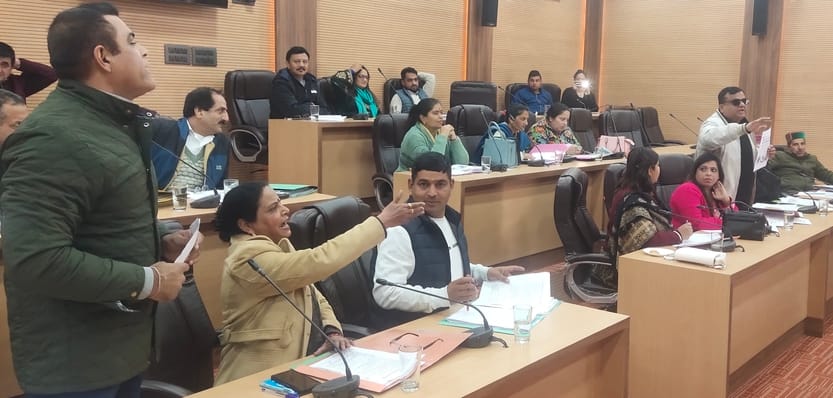 Unanimous opposition to garbage fee hike, BJP-Congress councillors vie for credit