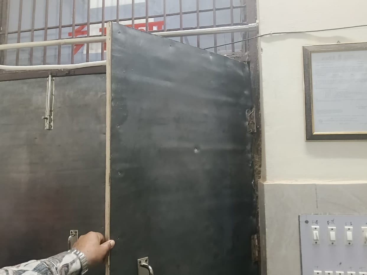 The door in the X-ray room was broken, causing a risk of accident.