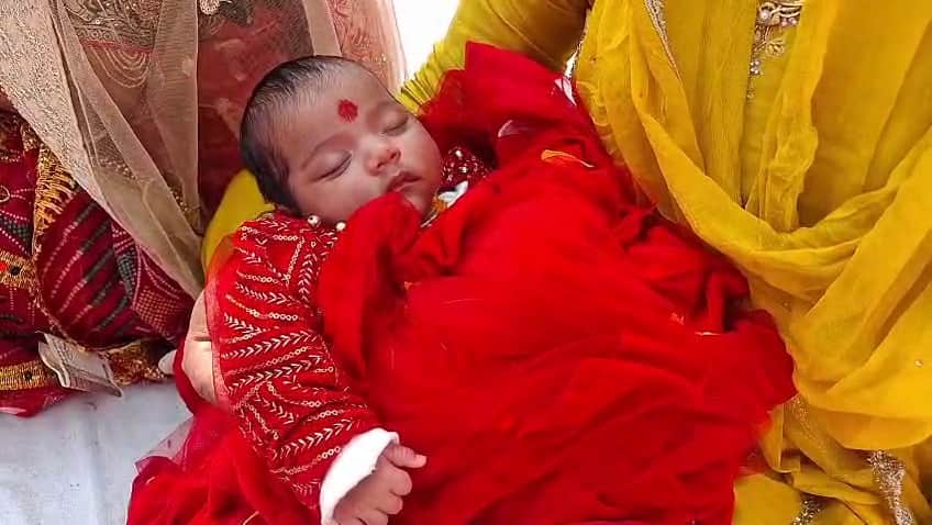 130 villages became guests at the naming ceremony of a daughter born after 35 years in the house.