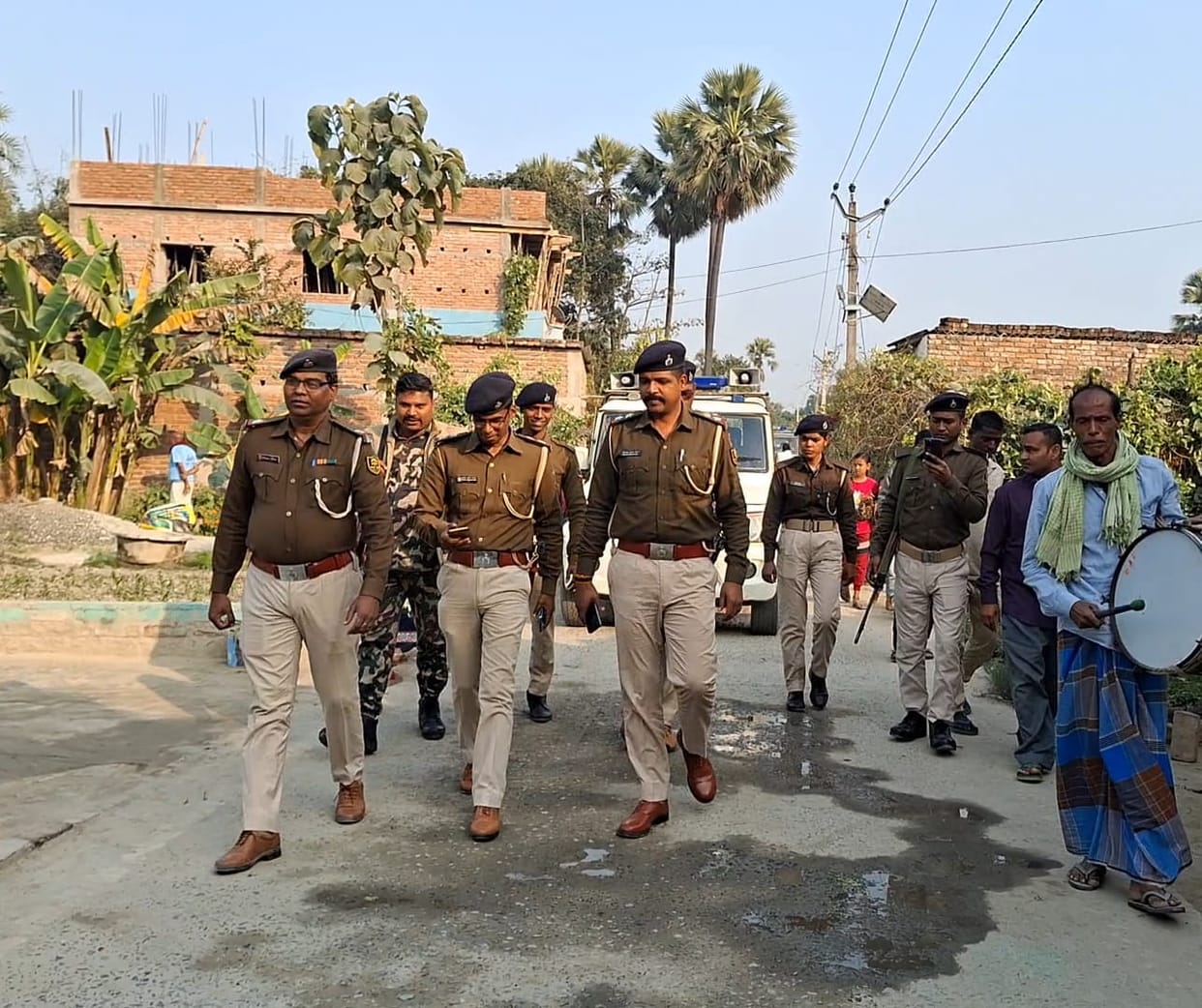 Vaishali News: Police reach houses of absconding accused in Sarita Prakash murder case, paste wanted posters