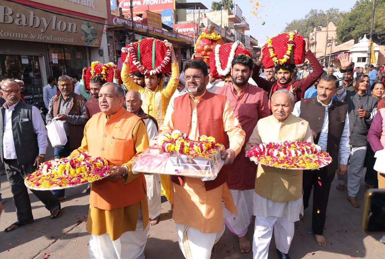A procession carrying offerings has departed from Shri Krishna Janmabhoomi for Varanasi.