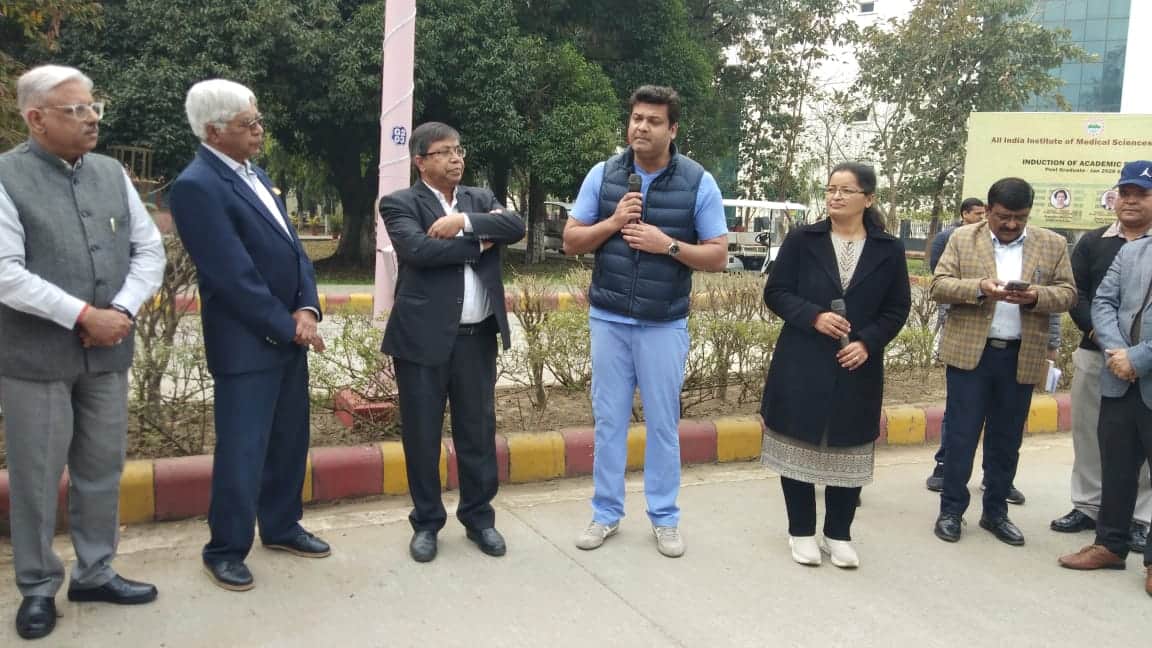 परिवहन विभाग की रैली से पूर्व सड़क दुर्घटना से बचाव की जानकारी देते एम्स के डॉक्टर- संवाद