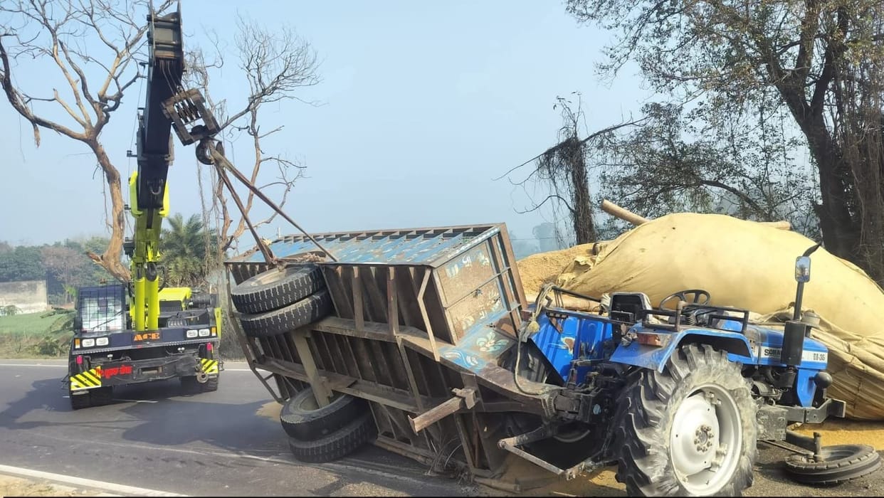 An overloaded trolley overturned, causing a traffic jam on the highway.