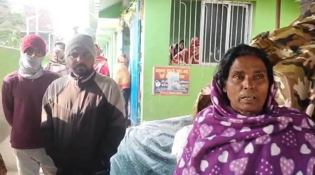 रोते बिलखते परिजन