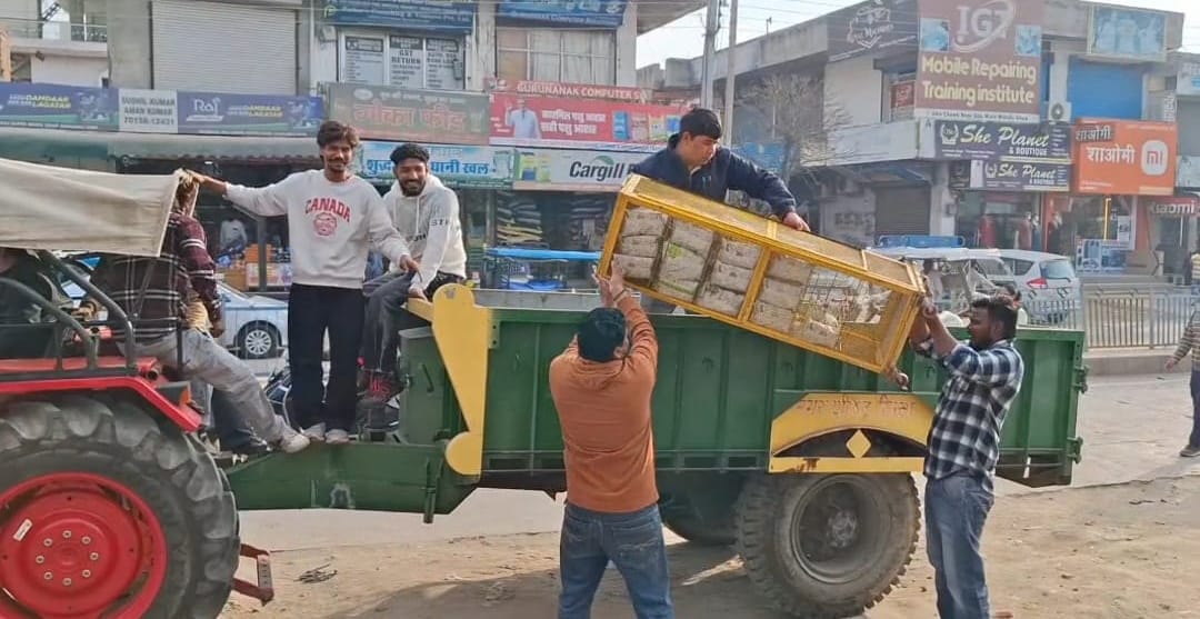 The municipal council team confiscated goods kept on the streets.