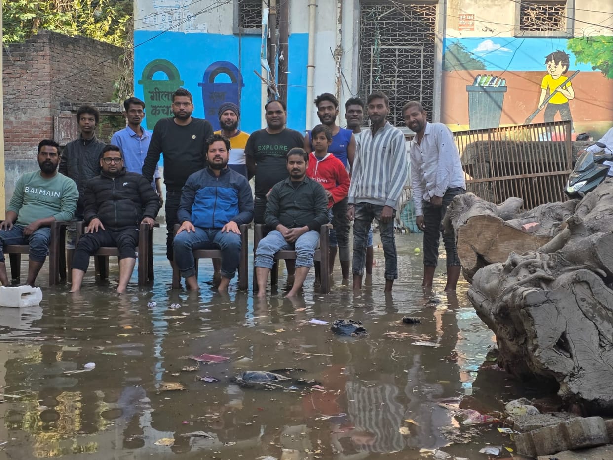 BJP councilor of Maulviganj sat on a chair in dirty water