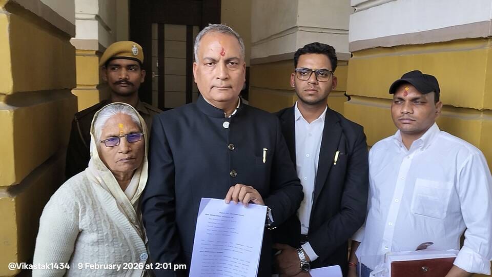 सुप्रीम कोर्ट के वरिष्ठ अधिवक्ता एपी सिंह ने कलेक्टर को सौंपा ज्ञापन