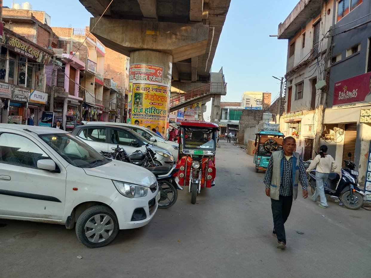 The service lane of the railway overbridge has become a parking lot, the town is facing traffic jams.
