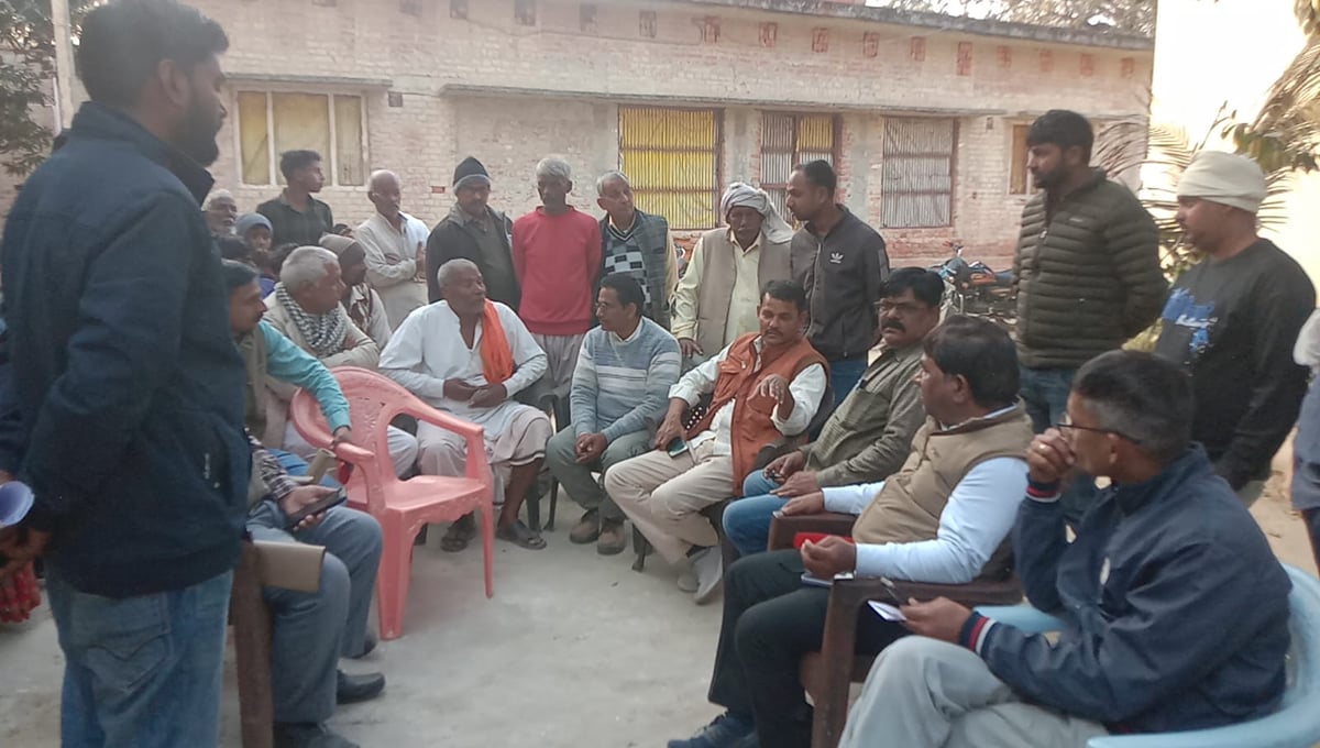 Sant Kabir Nagar News: चकबंदी अधिकारियों ने मृतक प्रभुनाथ के परिजनों का दर्ज किया बयान, लेखपाल निलंबित