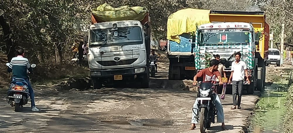 The trailer got stuck in a pit and caused a traffic jam.