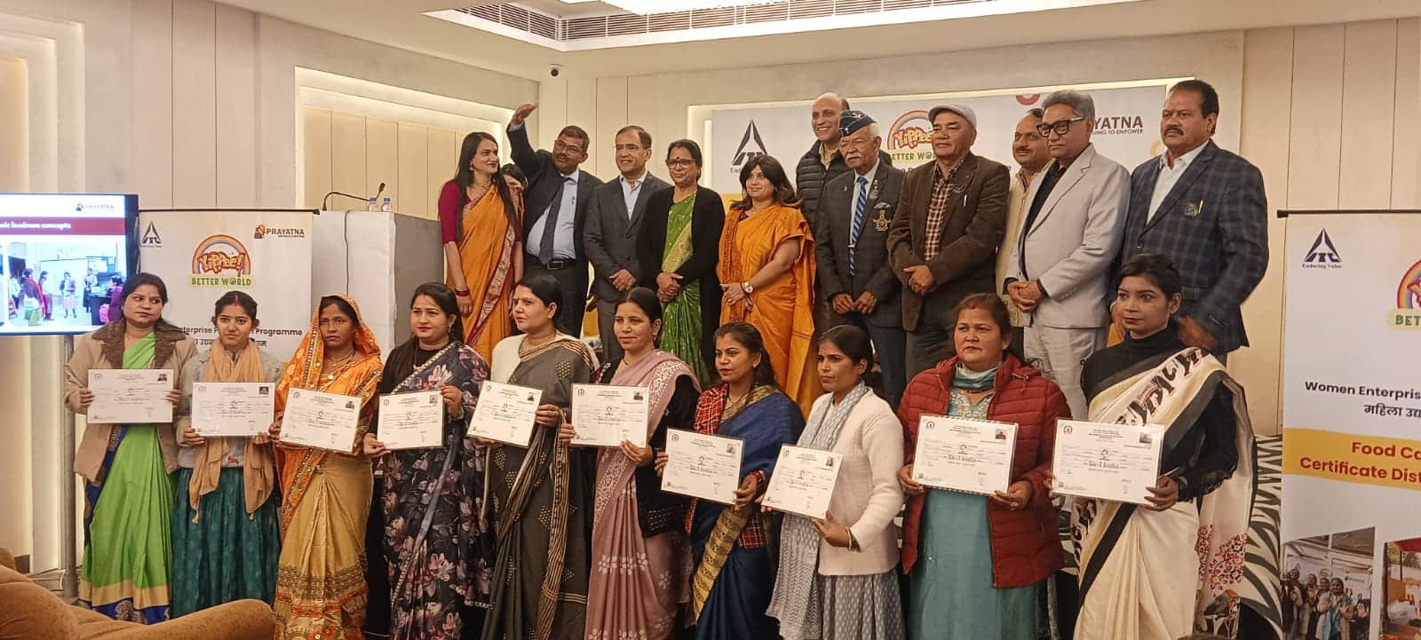 श्यामपुर स्थित एक होटल में संस्था की ओर से महिलाओं को वितरित किए गए प्रमाण पत्र। स्रोत संवाद।