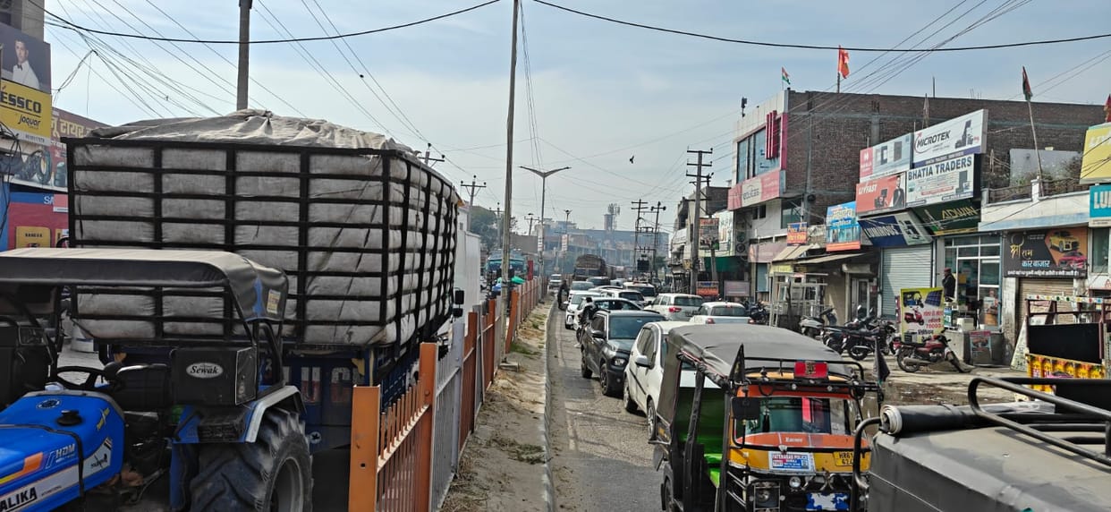 Water is overflowing from the sewer, shopkeepers blocked the road