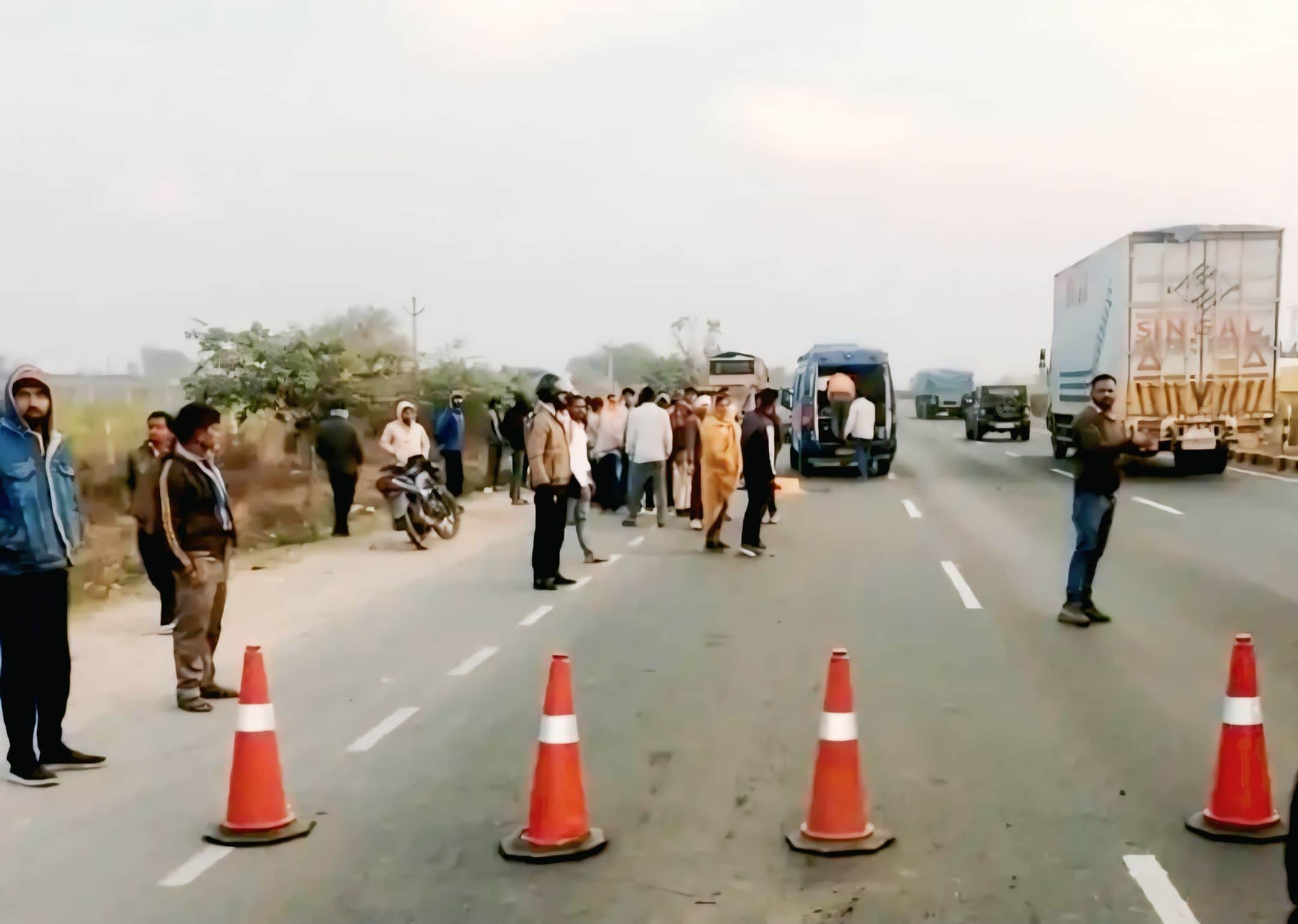 तेज रफ्तार का कहर: अज्ञात वाहन की टक्कर से दो महिलाओं की मौत