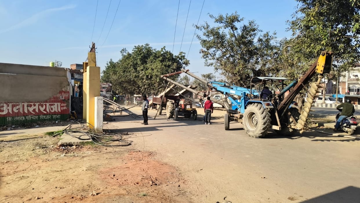 11 electric poles fell due to collision with truck, power supply was disrupted for 12 hours.