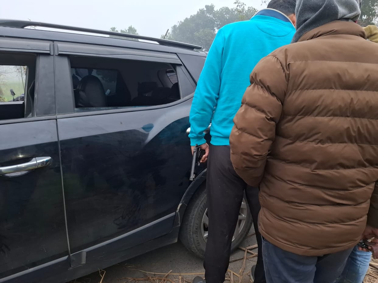The Bihar police car chasing the suspects overturned, but three smugglers were apprehended.