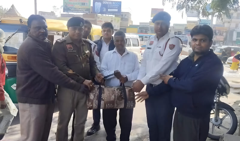 Retired policeman left his bag full of jewellery in auto, traffic police found it