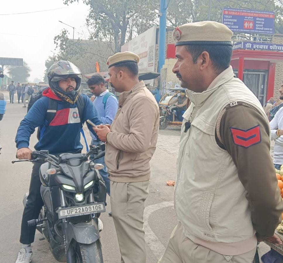 Police personnel issuing challans wearing uniform without body-worn cameras