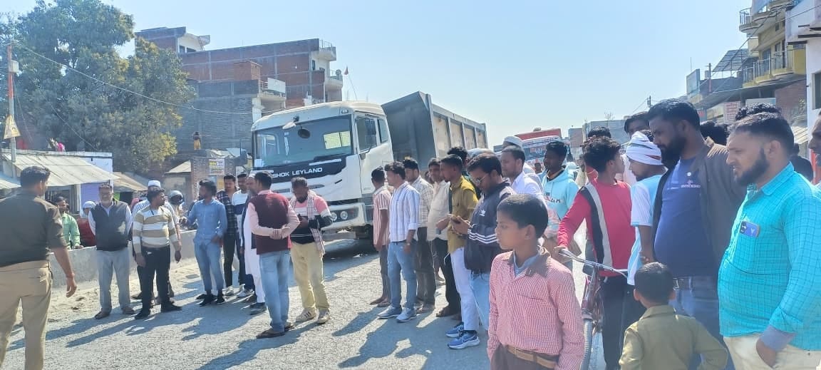 Bike rider falls after braking after seeing a parked truck, crushed to death by truck