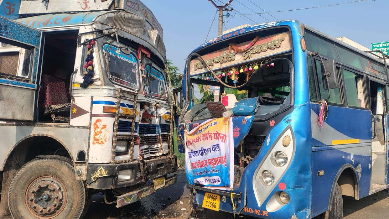 Muzaffarpur Bihar news : bus carry children on bihar tour met accident hit by truck driver flee away