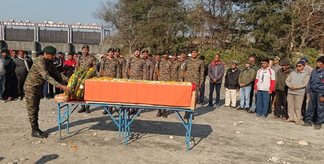 The last rites of the Rajput Regiment's Havaldar were performed with military honours.