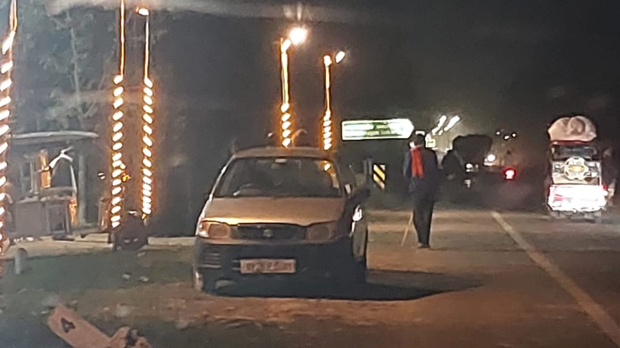 Marriage hall on the side of the highway, parking is not known... vehicles remain parked on the roadside.