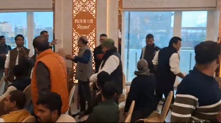 Bihar: 'दलालों से घिरे हैं आप, कार्यकर्ता को नहीं मिला महत्व', बैठक में प्रशांत किशोर से बोले कार्यकर्ता