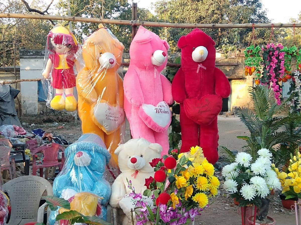 बावल मार्ग के पास रखे टेडी। संवाद