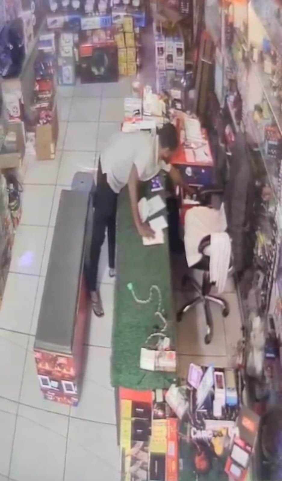 चोरी करता युवक सीसीटीवी में हुआ कैद। स्रोत : सीसीटीवी