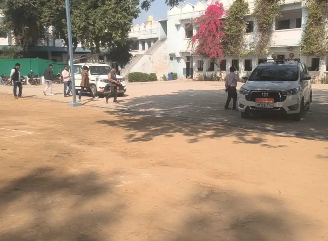 फ्लाइंग स्क्वॉड की टीम ने दोनों छात्रों को किया गिरफ्तार