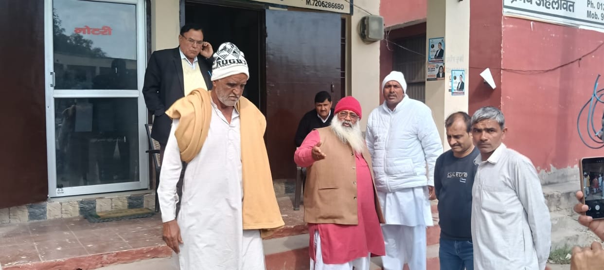 Extortion demands were made against BJP leader Mahant Satish Das; villagers blew conch shells and apprehended one of the accused.