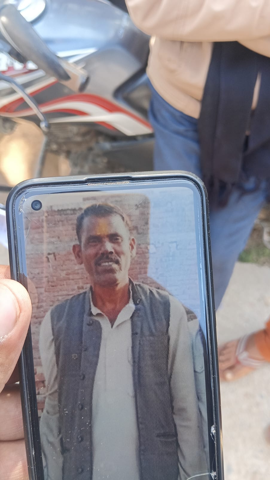 An elderly man committed suicide by hanging himself while intoxicated.