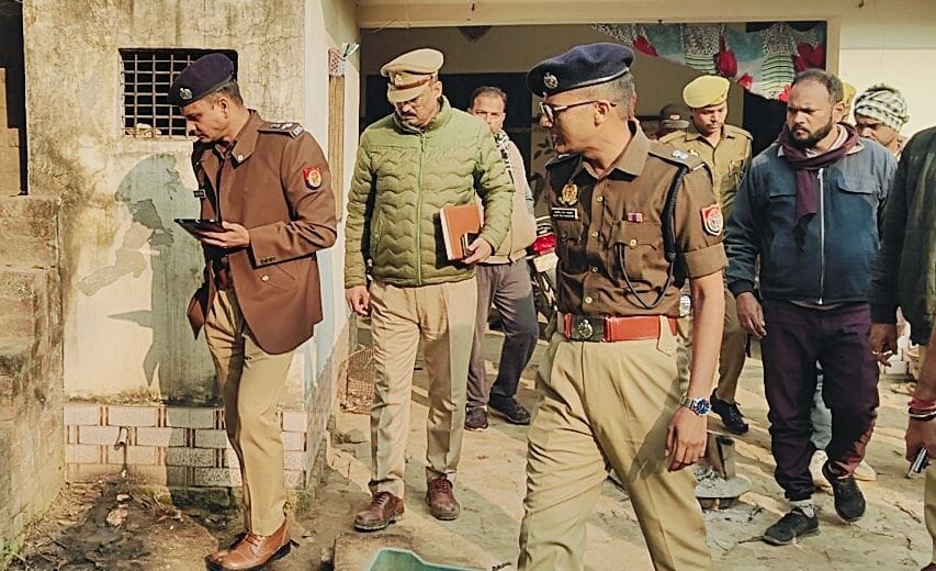 The family was held hostage and robbed, stealing eight tolas of gold jewellery and cash.