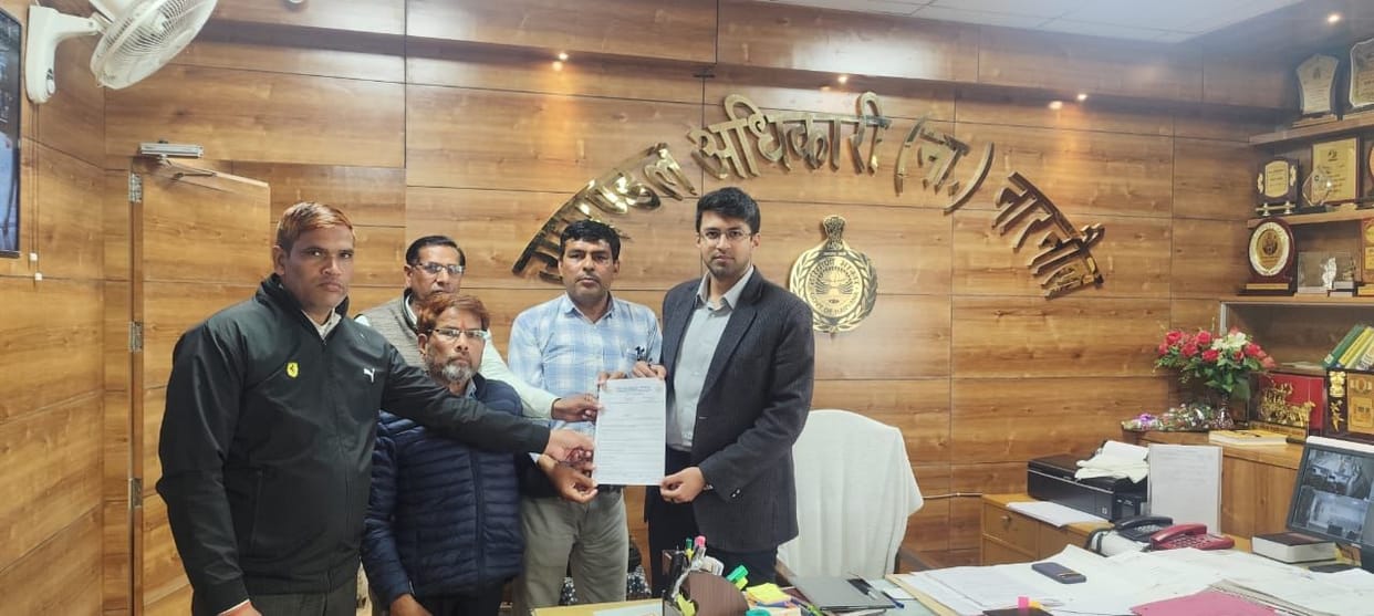 Divyang Sangh Umang submitted a memorandum to the Deputy Commissioner in the name of the Chief Minister.