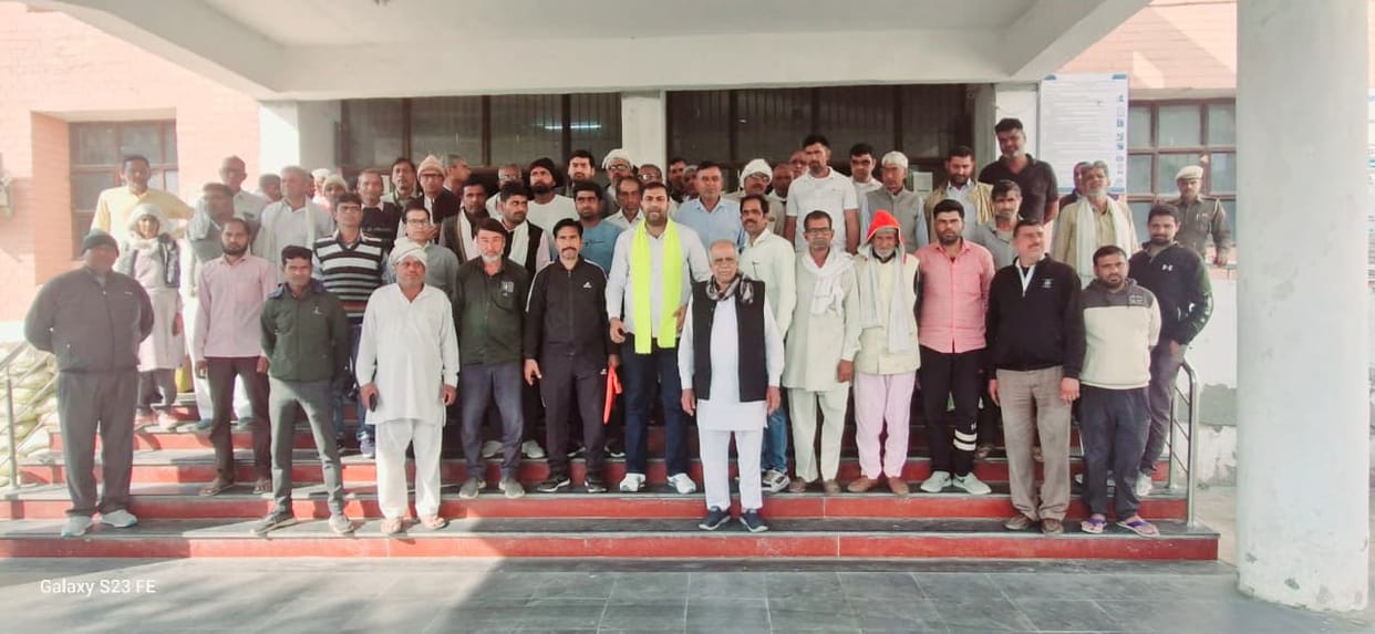 Farmers affected by Sikar-Narela and Khetri-Narela lines met the SDM.