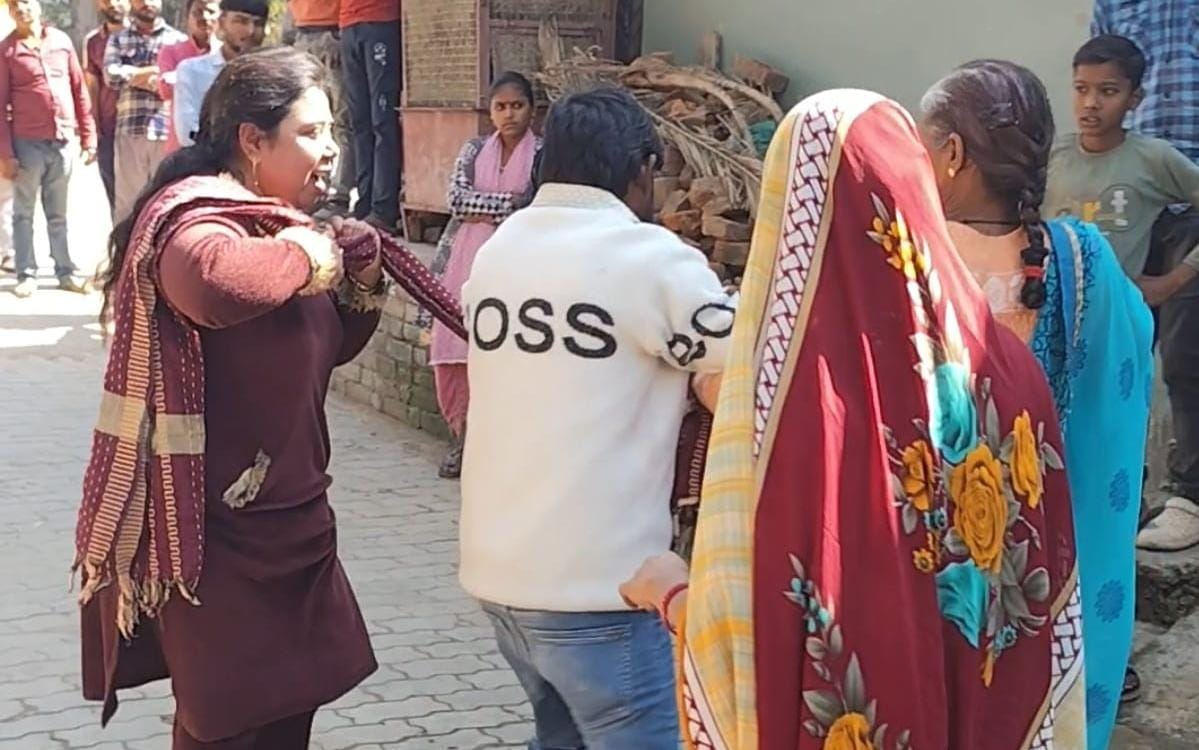 Women pulled the scarf of the officer who had gone to remove encroachments, leading to an altercation.
