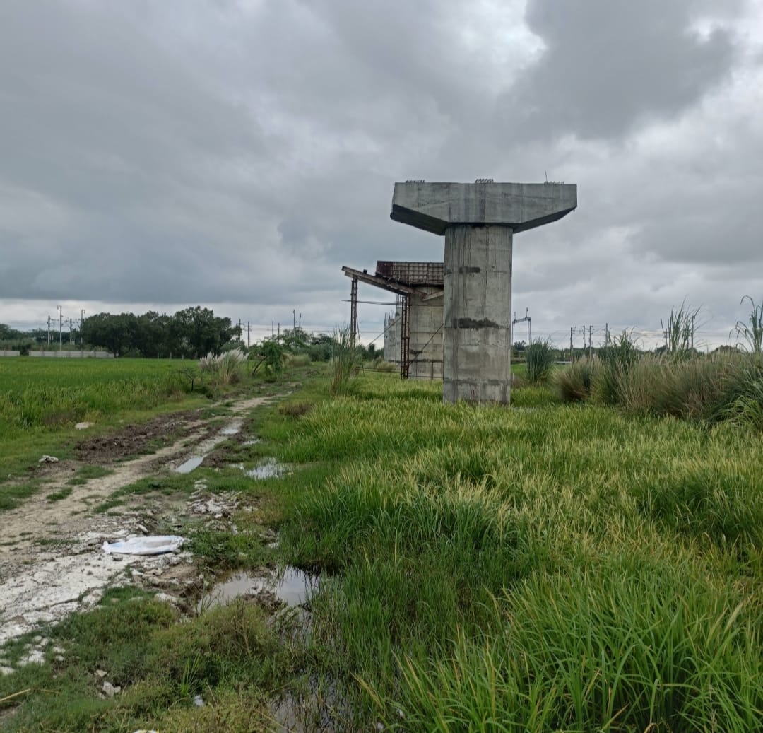 Farmers did not receive compensation, construction of the overbridge was stalled since 2019.
