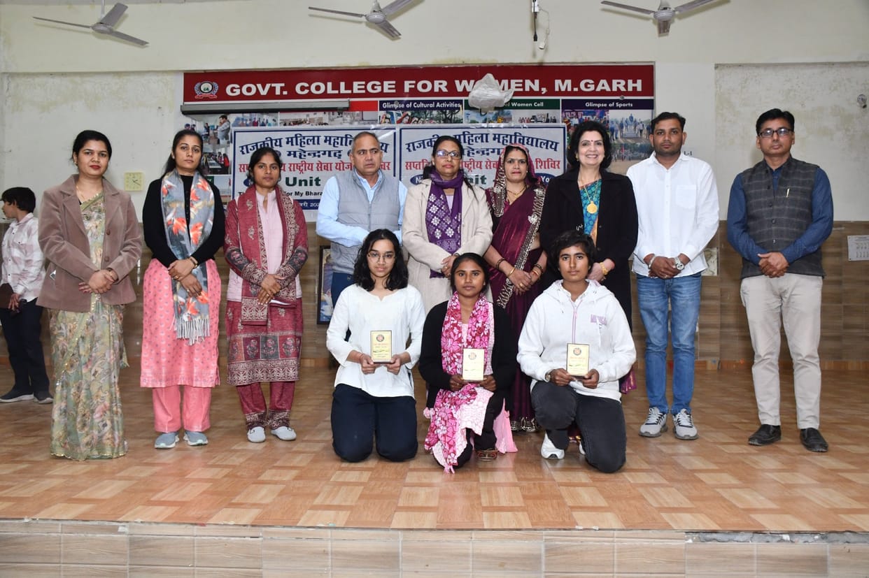 Khushi and Tamanna became the best volunteers in the seven-day camp of Women's College.