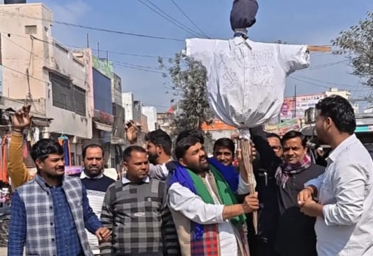 Farmers burned an effigy of the producer of the film "Bribing Pandit".