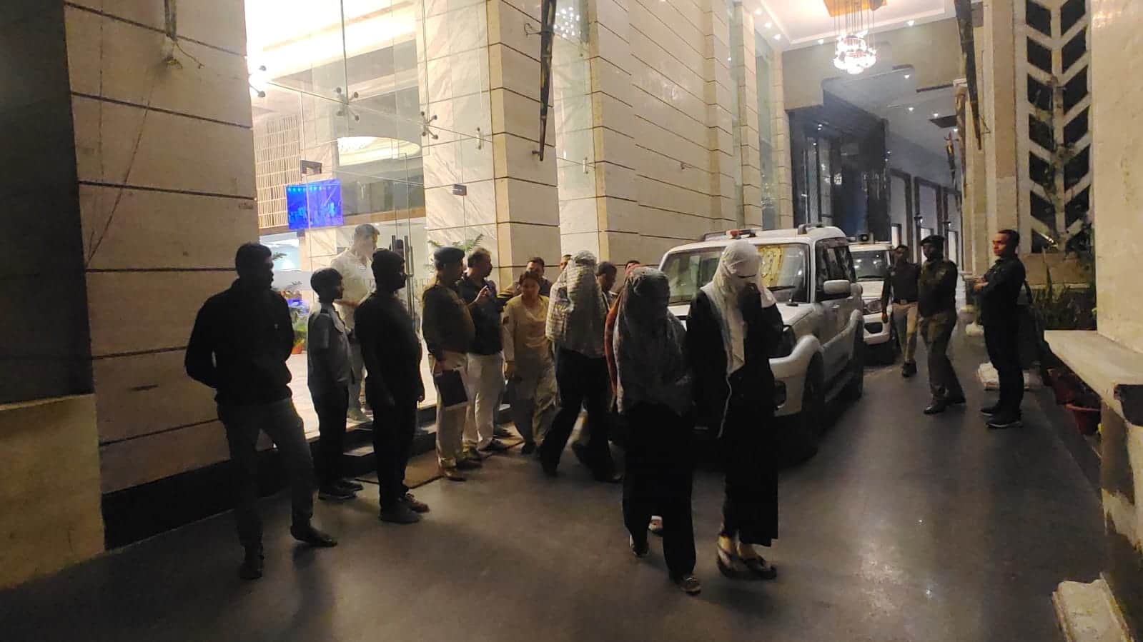 होटल ट्रिनिटी में पुलिस ने मारा छापा