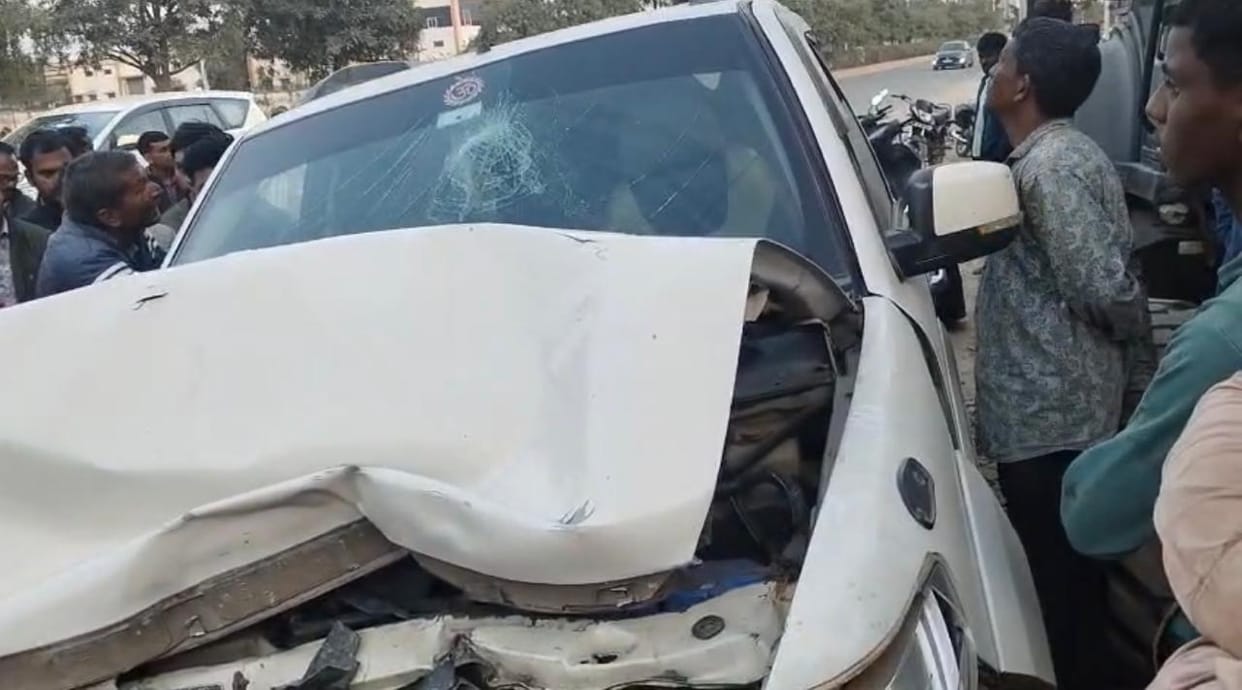 Doctor's car loses control after shoelace gets stuck in accelerator, three injured