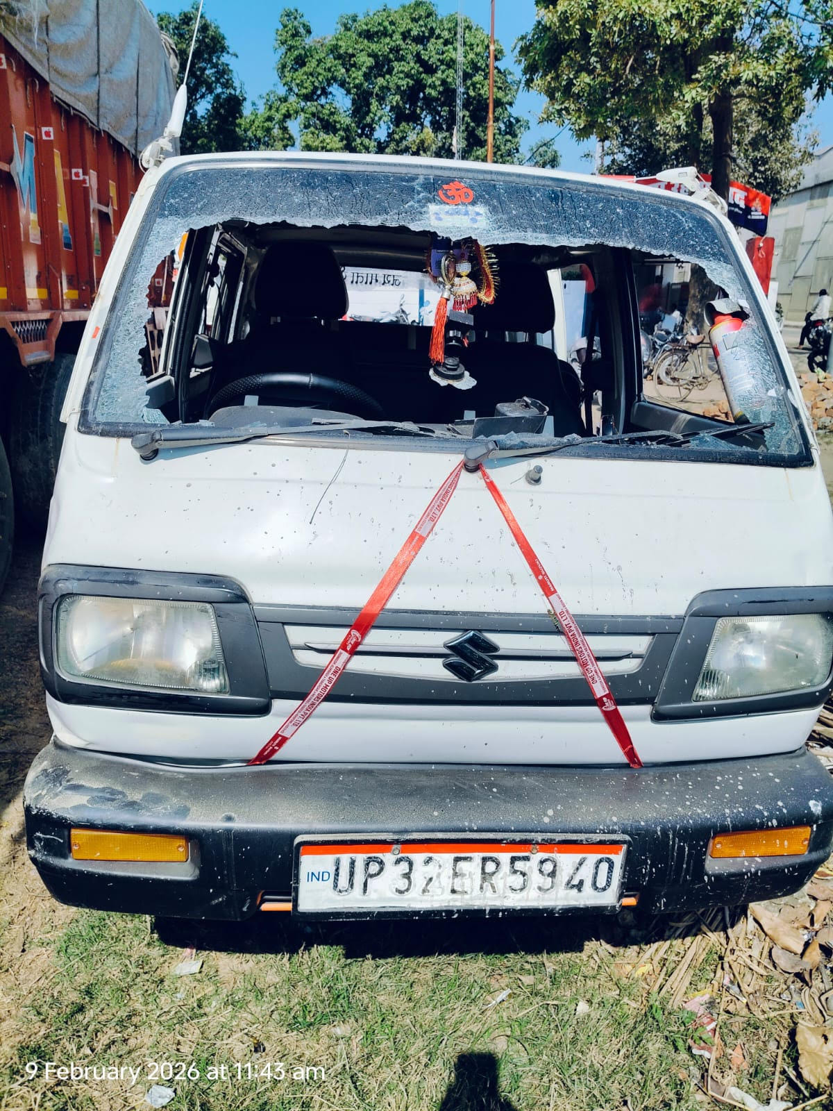 A young man who went to meet his girlfriend was beaten up and his car windows were broken