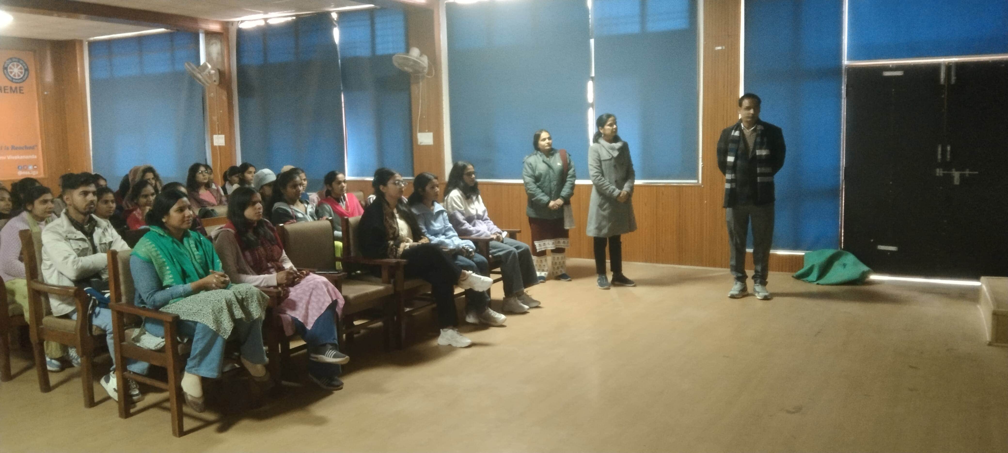 जागरूकता कार्यक्रम में भाग लेते विद्यार्थी। स्रोत : विवि