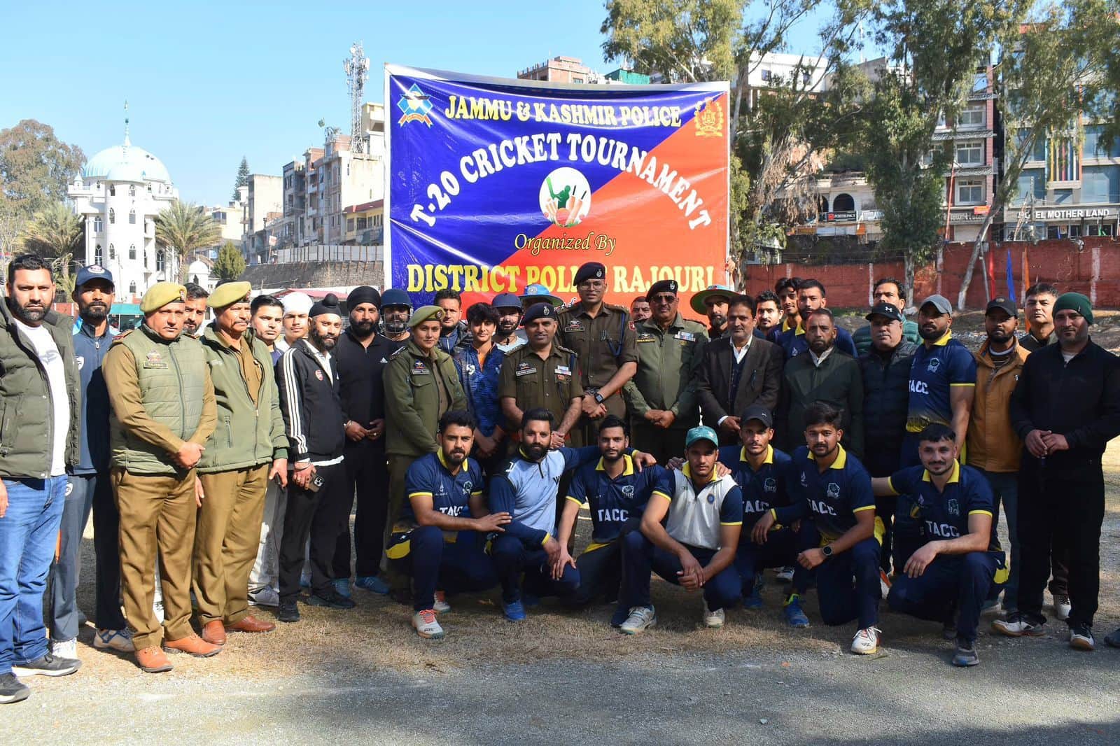 जिला पुलिस राजोेरी ने सिविक एक्शन प्रोग्राम के तहत टी -20 क्रिकेट टूर्नामेंट का आयोजन किया फोटो